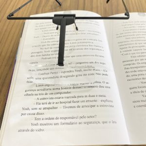lupa oculos ampliando texto do livro