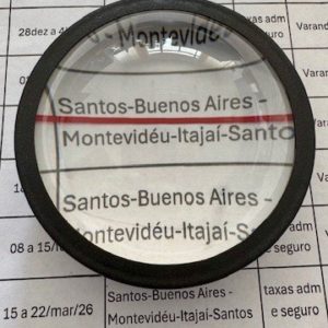 lupa pedra sobre texto com linha de leitura